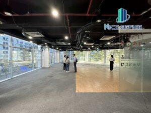 Khách hàng đi khảo sát mặt bằng trống tại tòa nhà Beta Tower