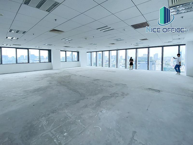 Khách hàng đi khảo sát văn phòng trống tại tòa nhà HM Town quận 3