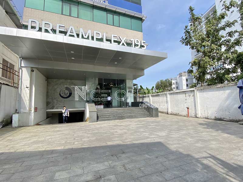 Khuôn viên phía trước tòa nhà Dreamplex 195 Building