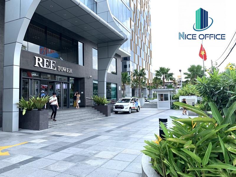 Khuôn viên rộng rãi phía trước tòa nhà văn phòng hạng B quận 4 - Toà nhà REE Tower
