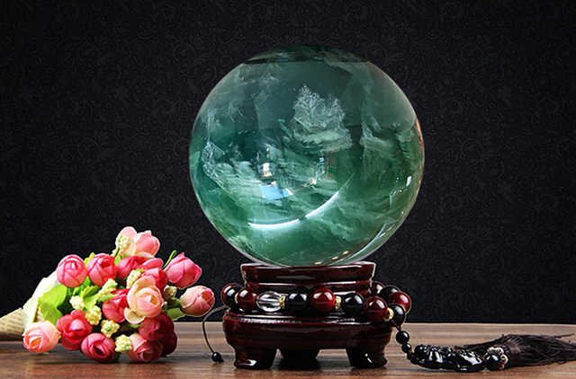 Trong phong thủy văn phòng, đặt quả cầu thủy tinh tạo sự hài hòa giữa bạn với đồng nghiệp.
