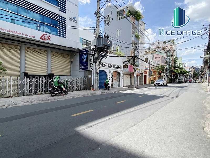 Đường Huỳnh Văn Bánh phía trước tòa nhà Lux Building