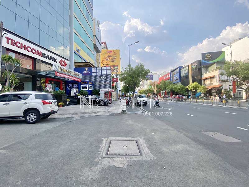 Đường Nguyễn Văn Trỗi phía trước tòa nhà Intan Building luôn có mật độ giao thông ổn định
