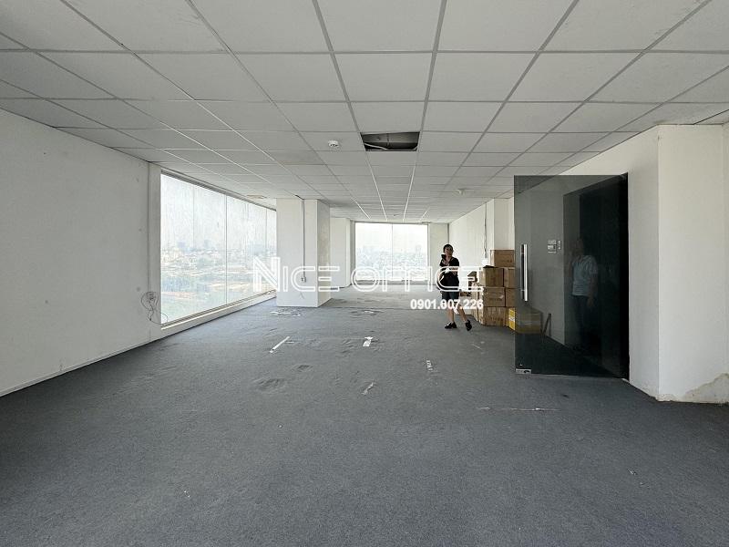 khach-hang-di-xem-mat-bang-trong-tai-mh-building