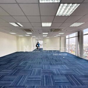 Khách hàng đi xem mặt bằng trống tại tòa nhà Intan Building