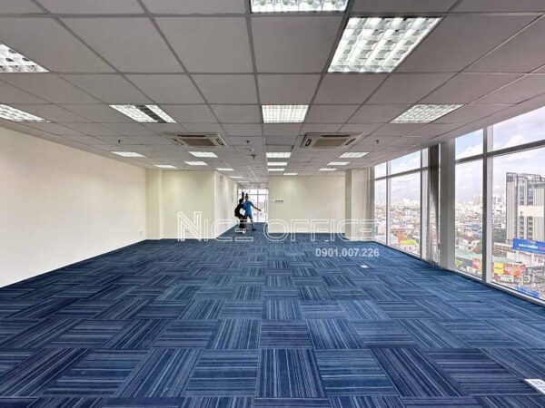 Khách hàng đi xem mặt bằng trống tại tòa nhà Intan Building
