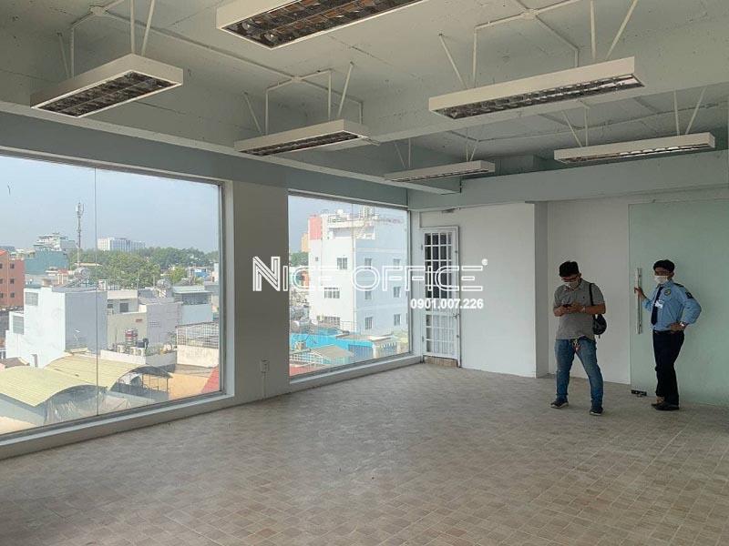 khach-hang-di-xem-van-phong-dien-tich-nho-tai-mh-building-quan-5