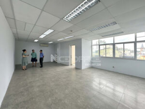 Khách hàng đi xem văn phòng nhỏ tại Ý Bản Building
