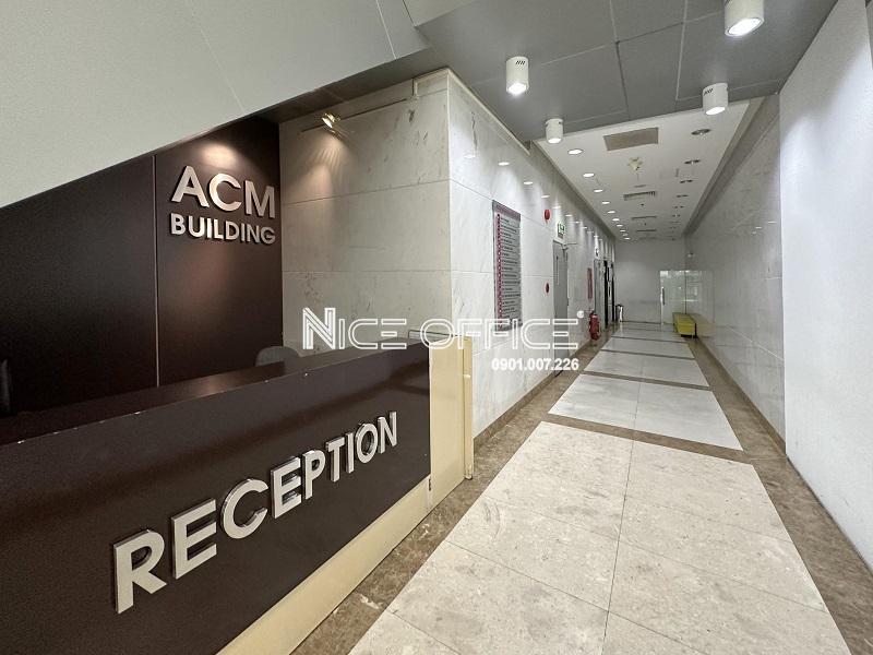 le-tan-va-sanh-vao-thang-may-tai-acm-building