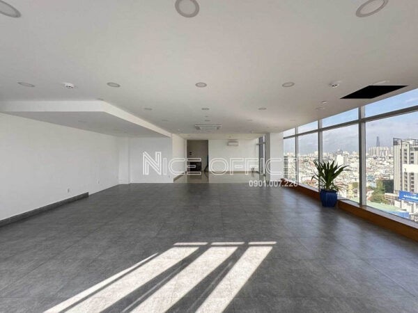 Mặt bằng trống cho thuê tại tầng cao nhất tòa nhà Intan Building