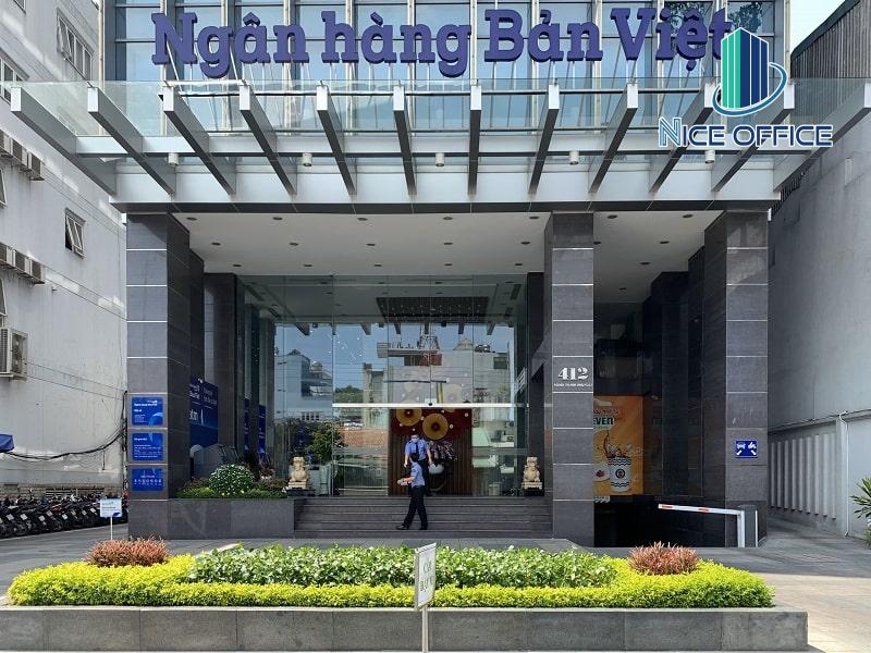 Khuôn viên phía trước tòa nhà văn phòng HM Town - Nguyễn Thị Minh Khai, Quận 3