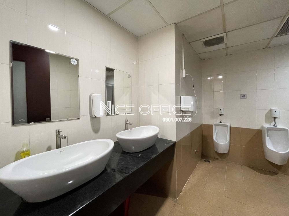 nha-ve-sinh-tai-moi-tang-toa-nha-athena-building