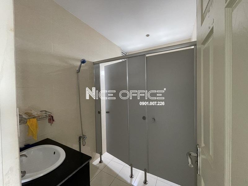 nha-ve-sinh-tai-toa-nha-cholimex-building-quan-5