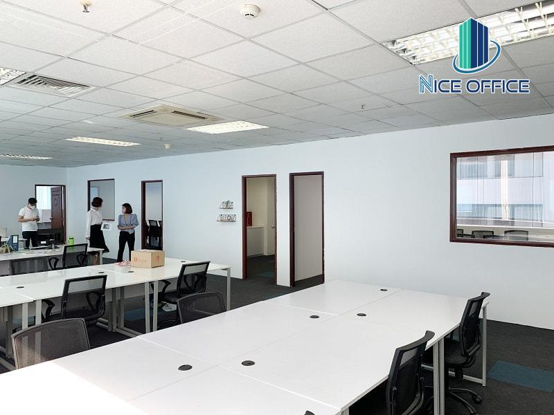 Khách hàng đi xem văn phòng tại tòa nhà Athena Building quận Tân Bình