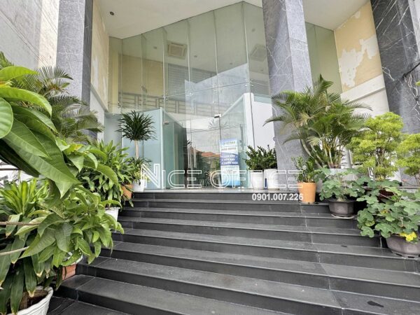 Cổng chính vào tòa nhà Kim Thanh Building