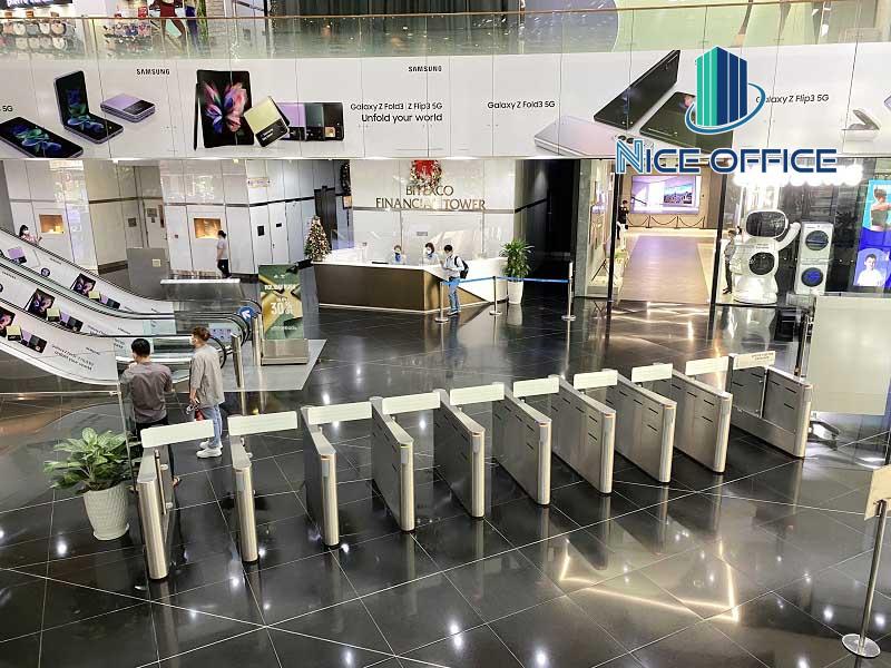 Cổng ra vào dành riêng cho khối văn phòng tại văn phòng trọn gói Bitexco Financial Tower