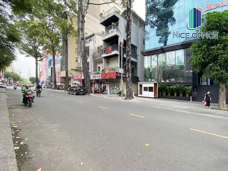 Đường Tôn Thất Tùng phía trước tòa nhà Hà Phan Building luôn mật độ giao ổn định ít xảy tình trạng ùn tắc giao thông kể cả giờ cao điểm