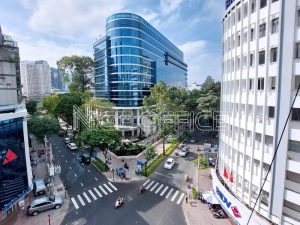 Giao thông phía trước tòa nhà Exchange Tower luôn thông thoáng