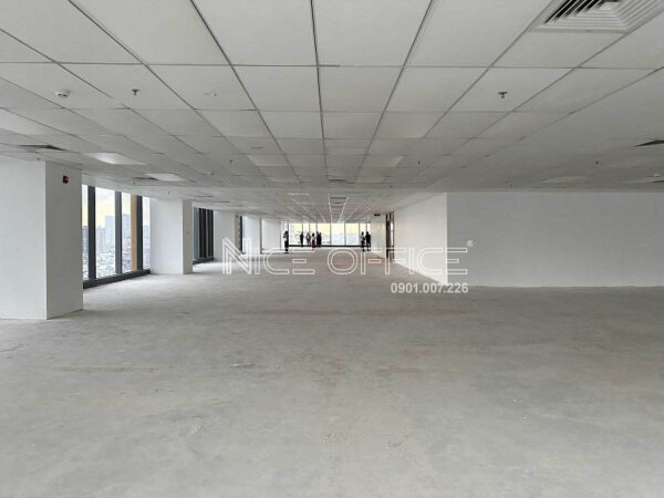Khách hàng đi khảo sát mặt bằng trống tại tòa nhà Etown Central Tower