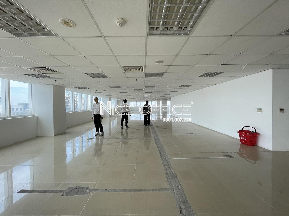 khach-hang-di-khao-sat-mat-bang-trong-van-phong-tai-toa-nha-pico-plaza