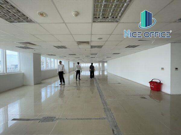 Khách hàng đi khảo sát mặt bằng trống văn phòng tại tòa nhà Pico Plaza