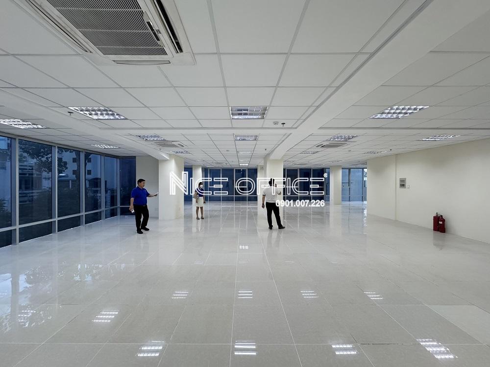 khach-hang-di-xem-mat-bang-tai-ha-phan-building-ton-that-tung