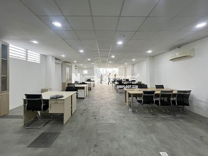 khach-hang-di-xem-mat-bang-tai-toa-nha-gic-tran-quang-khai