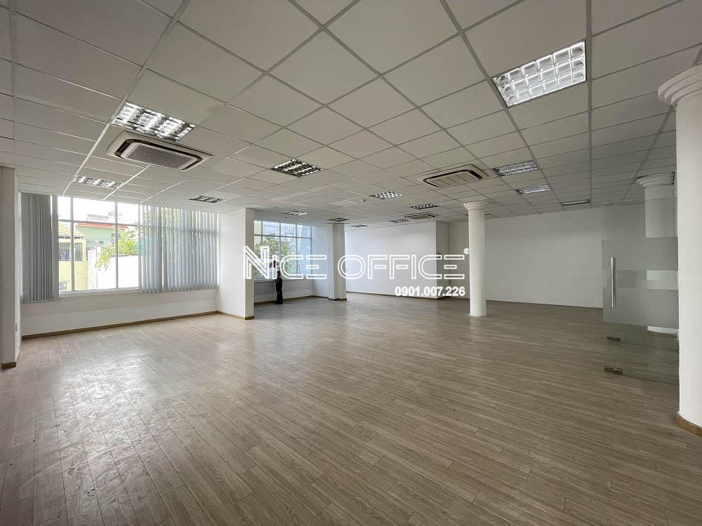 khach-hang-di-xem-mat-bang-trong-tai-deli-office