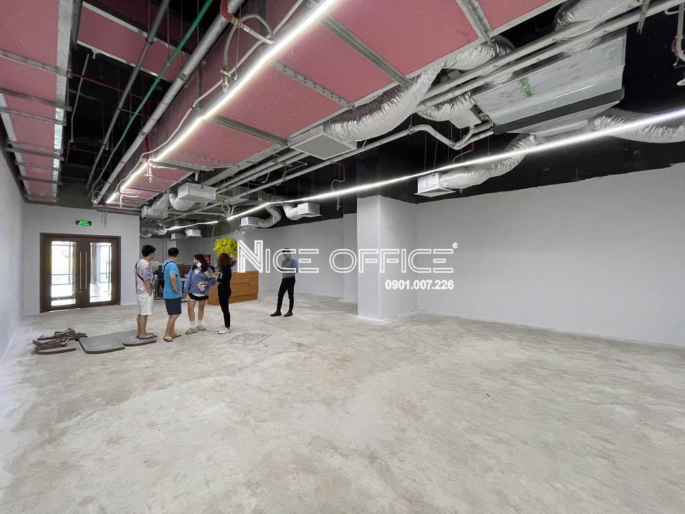 khach-hang-di-xem-mat-bang-trong-tai-metrolink-an-phu