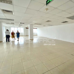 Khách hàng đi xem mặt bằng trống tại tòa nhà Central Garden Building