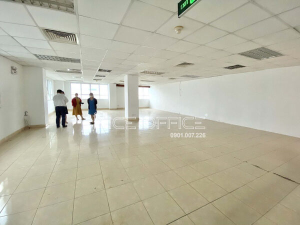 Khách hàng đi xem mặt bằng trống tại tòa nhà Central Garden Building