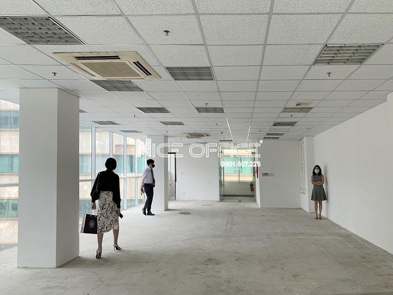 khach-hang-di-xem-mat-bang-trong-tai-toa-nha-da-kao-center