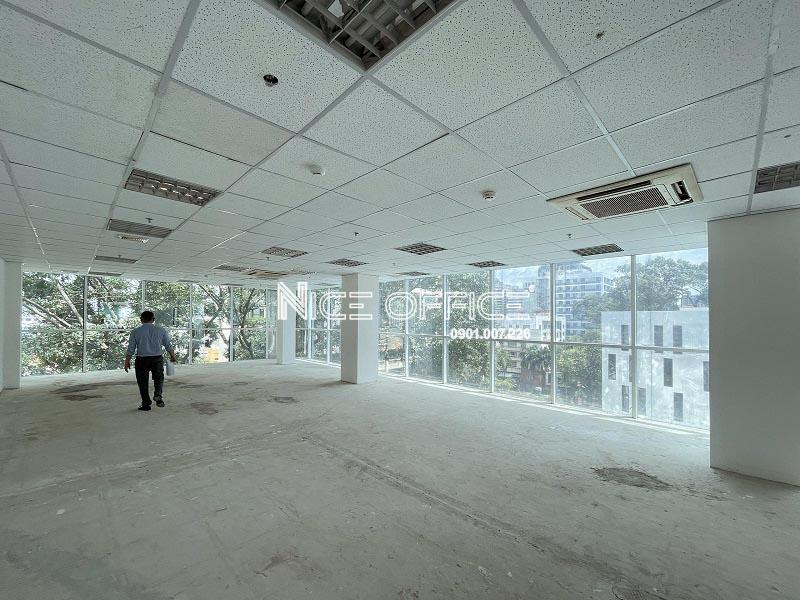 khach-hang-di-xem-mat-bang-trong-tai-toa-nha-da-kao-center (2)