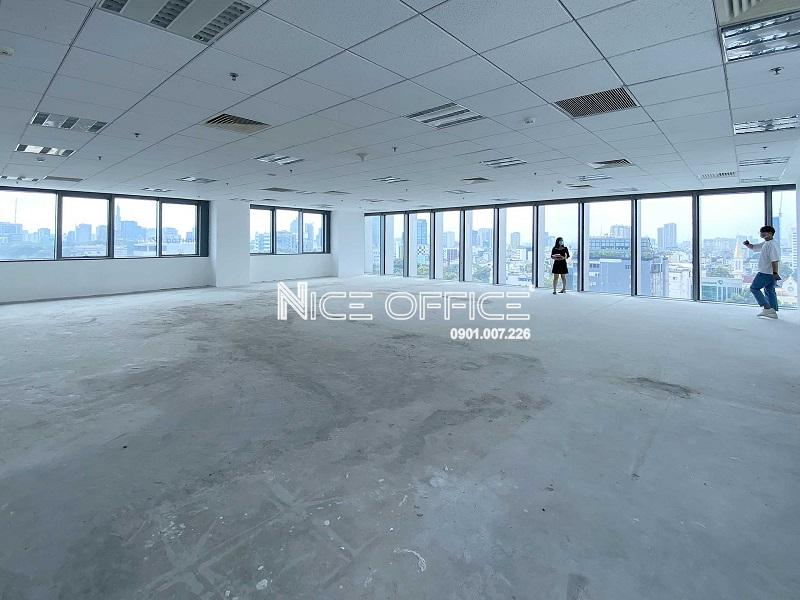 khach-hang-di-xem-mat-bang-trong-tai-toa-nha-hm-town