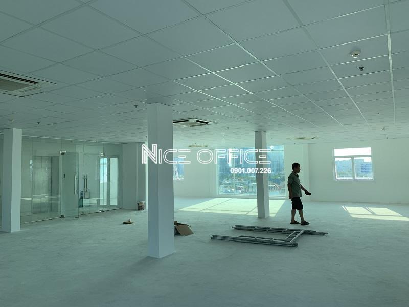 khach-hang-di-xem-mat-bang-trong-tai-toa-nha-thien-dang-building