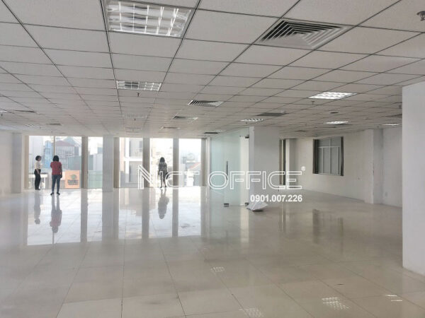 Khách hàng đi xem tại mặt bằng Kicotrans Building