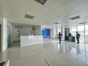 Khách hàng đi xem văn phòng tại tòa nhà Kim Thanh Building