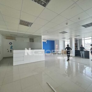 Khách hàng đi xem văn phòng tại tòa nhà Kim Thanh Building