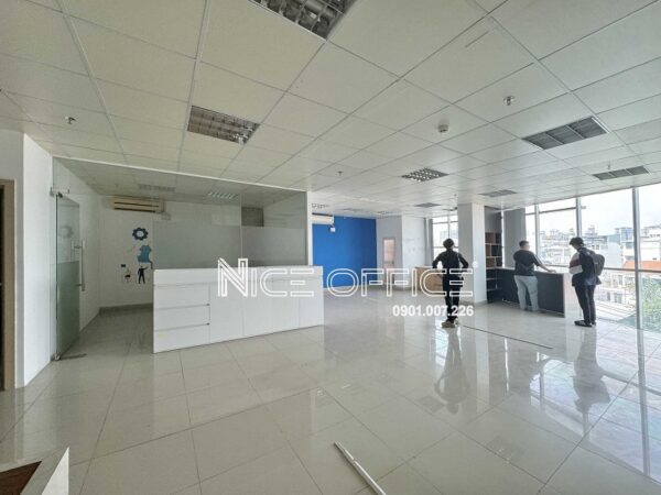 Khách hàng đi xem văn phòng tại tòa nhà Kim Thanh Building