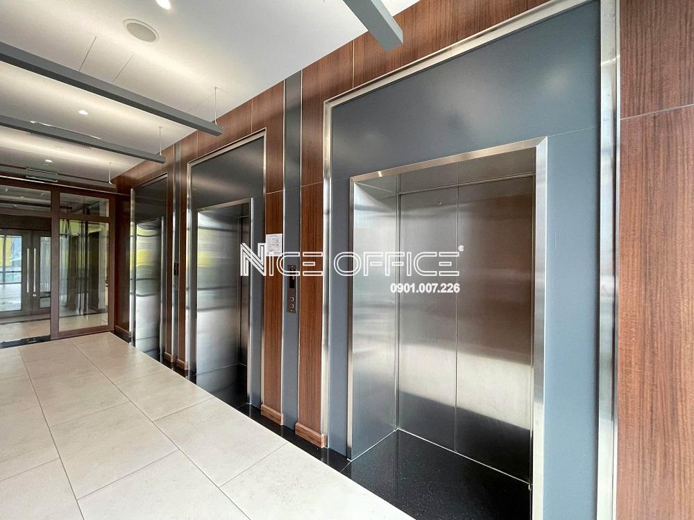 khu-vuc-thang-may-tai-metrolink-an-phu