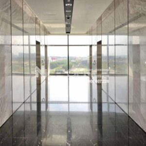 Khu vực thang máy tốc độ cao tại Mapletree Business Center