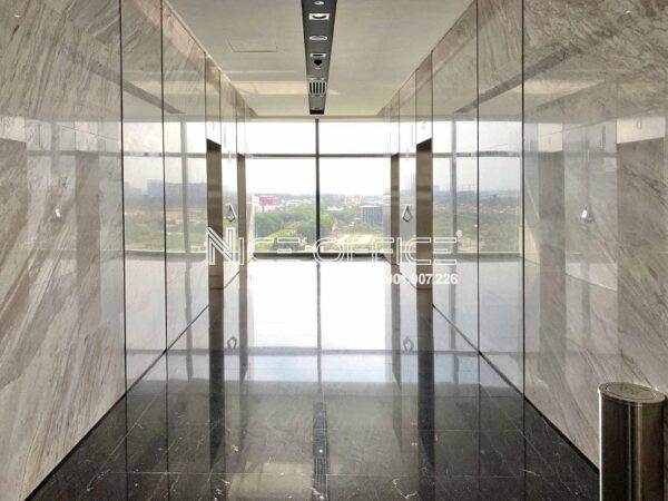 Khu vực thang máy tốc độ cao tại Mapletree Business Center
