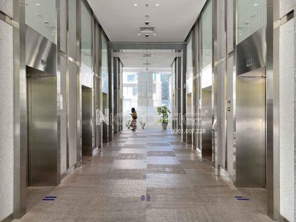 Khu vực thang máy tốc độ cao tại tòa nhà ETown Central Tower