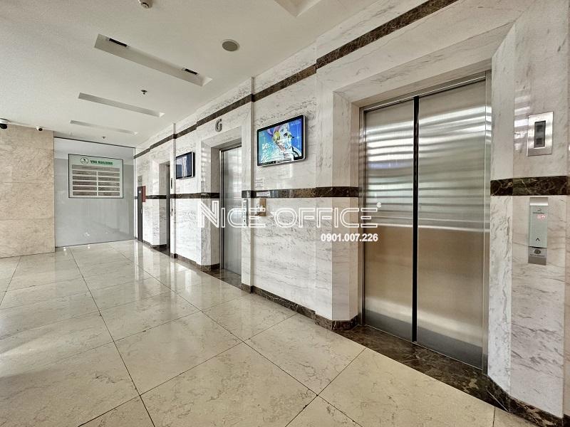 khu-vuc-thang-may-toc-do-cao-tai-toa-nha-vrg-building