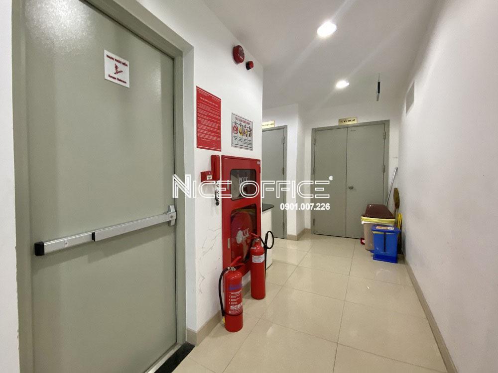 khu-vuc-thang-thoat-hiem-va-phong-ky-thuat-tai-toa-nha-bao-sai-gon-giai-phong-quan-3