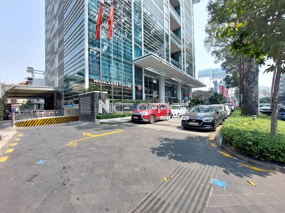 khuon-vien-phia-truoc-toa-nha-bao-saigon-giai-phong-quan-3