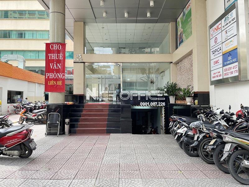 khuon-vien-phia-truoc-toa-nha-da-kao-center