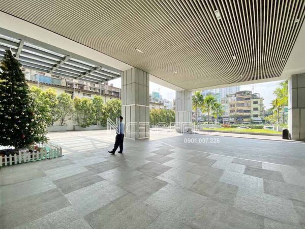 Khuôn viên phía trước tòa nhà Etown Central Tower
