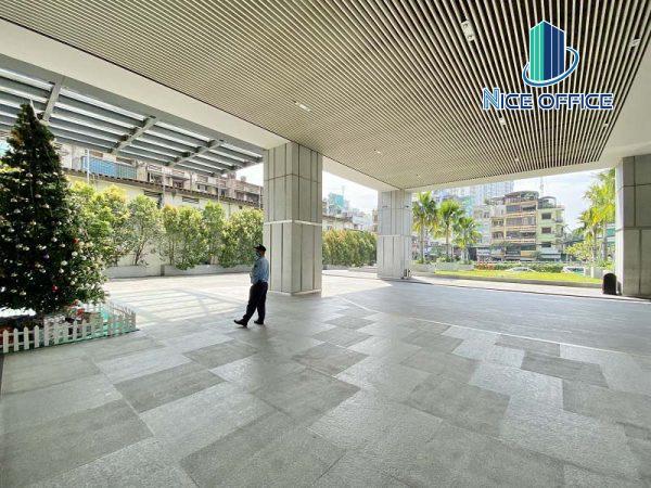 Khuôn viên phía trước tòa nhà ETown Central Tower quận 4
