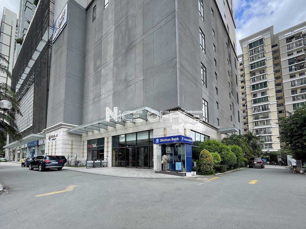 khuon-vien-phia-truoc-toa-nha-metrolink-an-phu